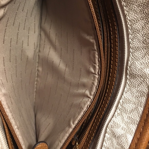 Michael Kors medium purse 👜 - Picture 6 of 8